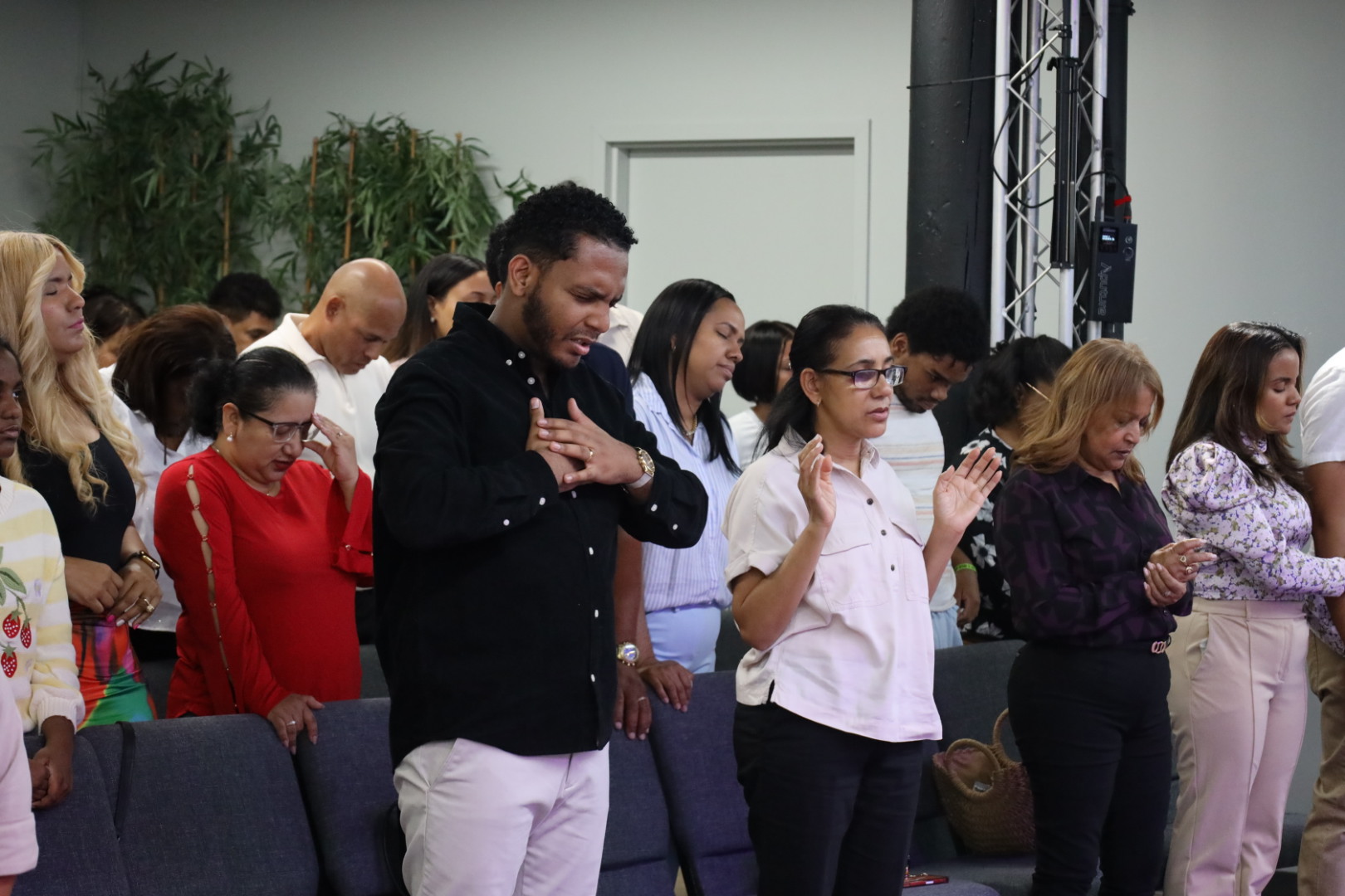 Hermanos de la iglesia en oración durante un servicio